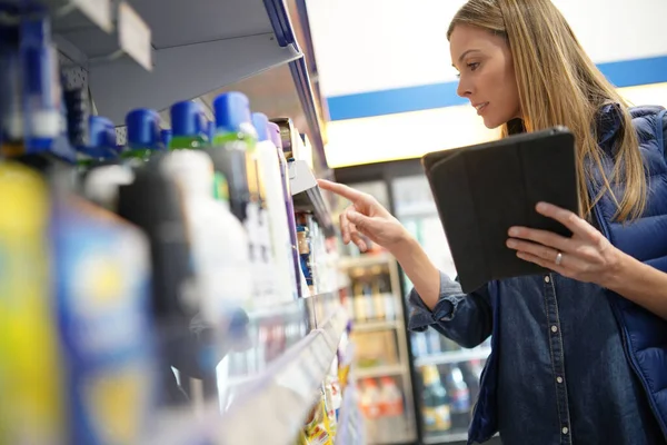 Store Manager Controleert Voorraden Planken — Stockfoto