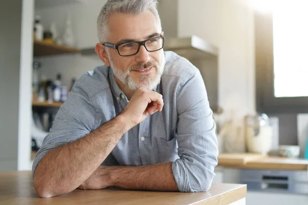 Portrait Homme Mûr Souriant Portant Des Lunettes — Photo