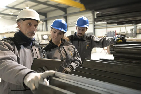 Steelwork Instruktör Med Ung Lärling Verkstad — Stockfoto