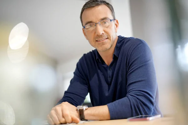 Retrato Homem Meia Idade Com Camisa Azul Óculos — Fotografia de Stock