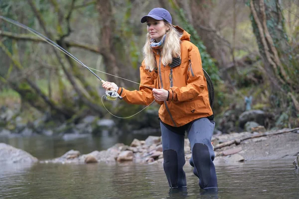 Mujer Mosca Pesca Río —  Fotos de Stock