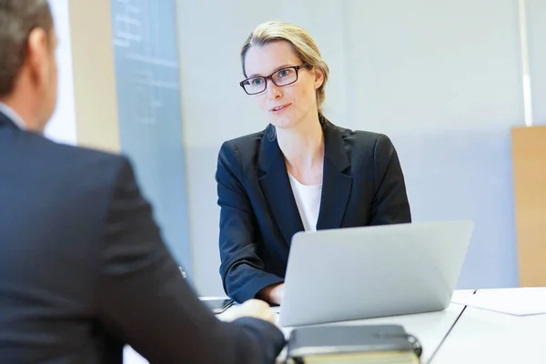 Uomo Esecutivo Che Colloquio Lavoro — Foto Stock