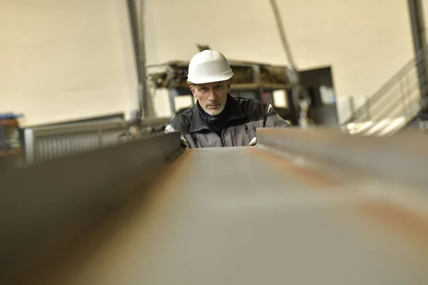 Stahlarbeiter Mit Schutzhelm Arbeitet Werk — Stockfoto