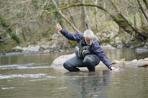 Prise Une Truite Arc Ciel Par Pêcheur Mouche Dans Rivière — Photo