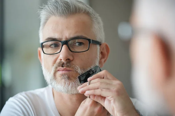 Porträt Eines Mannes Der Sich Den Bart Kümmert — Stockfoto