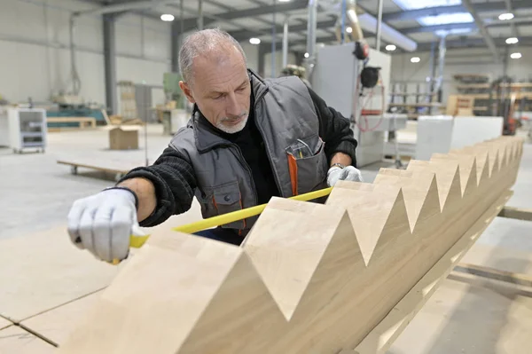 Tischler Misst Holzteile Werkstatt — Stockfoto