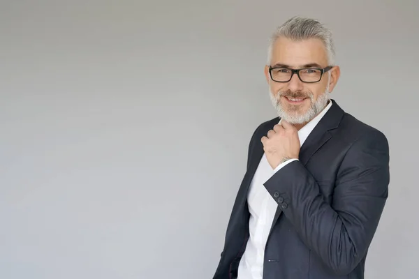 Retrato Del Hombre Negocios Pie Sobre Fondo Gris — Foto de Stock