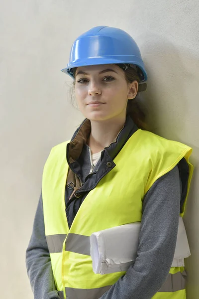 Jovem Aprendiz Com Capacete Segurança Isolado Segundo Plano — Fotografia de Stock