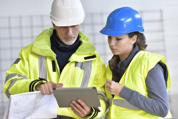 Ausbilder Mit Lehrling Auf Baustelle Arbeitet Mit Tablet — Stockfoto