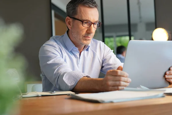 Gerente Negócios Trabalhando Escritório Laptop — Fotografia de Stock