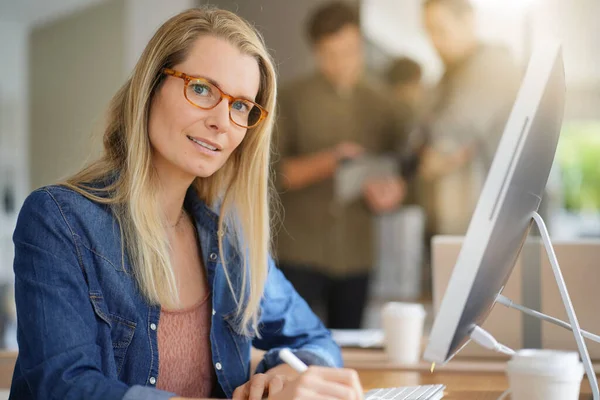 Grafisch Ontwerper Aan Het Werk — Stockfoto