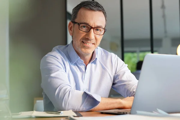 Gerente Negocios Trabajando Oficina Portátil — Foto de Stock