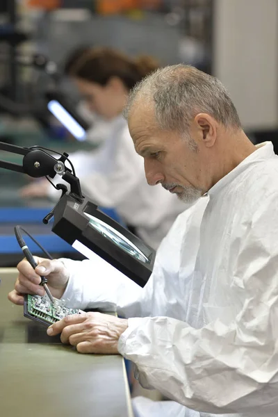 Ingegnere Che Lavora Laboratorio Sul Sistema Microeletronico — Foto Stock