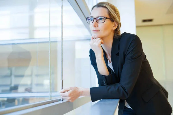 Portrait Une Femme Affaires Debout Devant Une Fenêtre — Photo