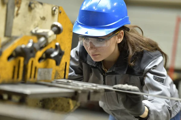 Young Apprentice Using Steelworks Machine — Stock Photo, Image