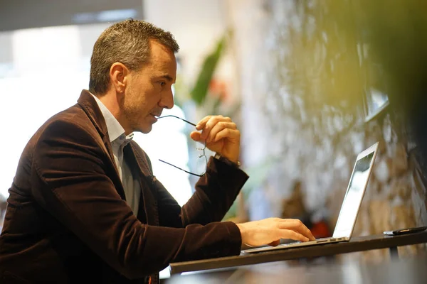 Kahve Dükkanında Dizüstü Bilgisayarla Çalışan Bir Adamı — Stok fotoğraf