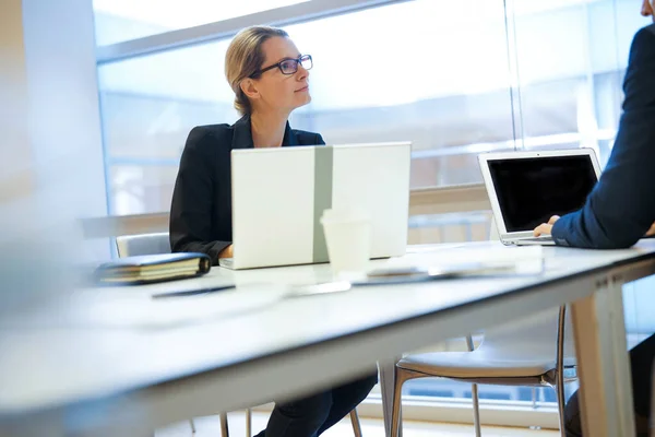 회의실에서 노트북으로 일하는 직원들 — 스톡 사진