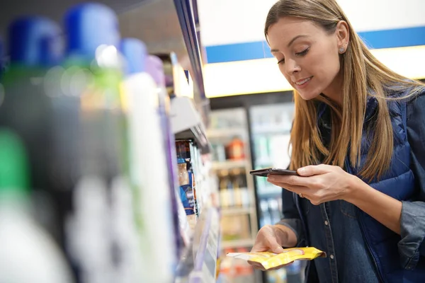 Store Manager Controleert Voorraden Planken — Stockfoto