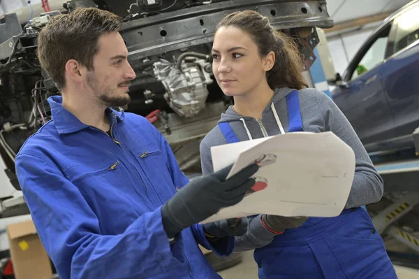 Junge Leute Der Ausbildung Der Automobilindustrie — Stockfoto