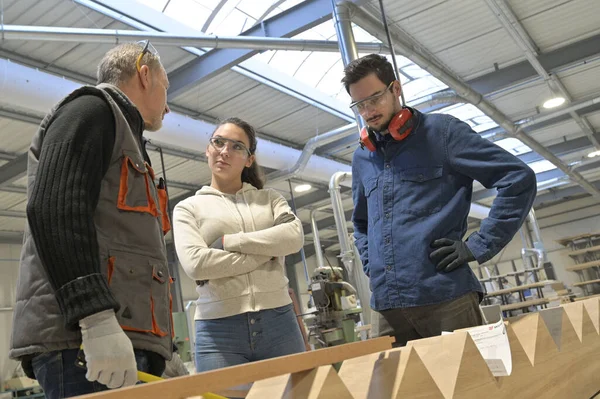 Junge Leute Ausbildung Tischlerei — Stockfoto