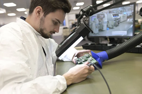 Lehrling Arbeitet Mikroelektronik Labor — Stockfoto