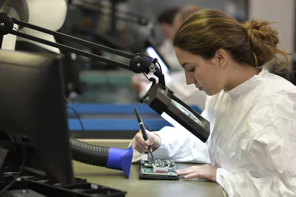 Ung Kvinnlig Lärling Som Arbetar Mikroelektroniklabb — Stockfoto