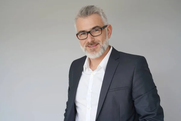 Retrato Del Hombre Negocios Pie Sobre Fondo Gris — Foto de Stock