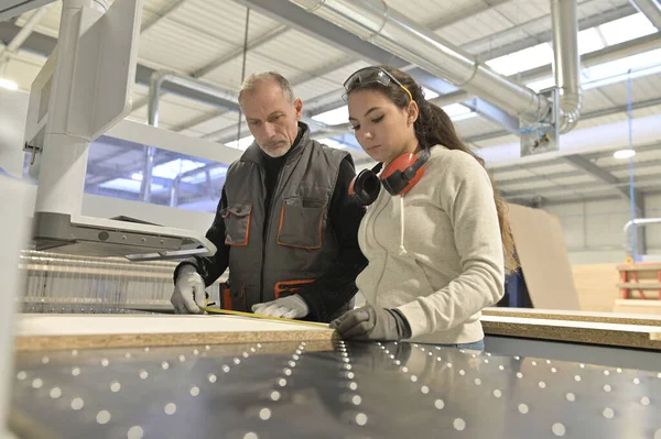 Tischler Mit Lehrling Werkstatt — Stockfoto