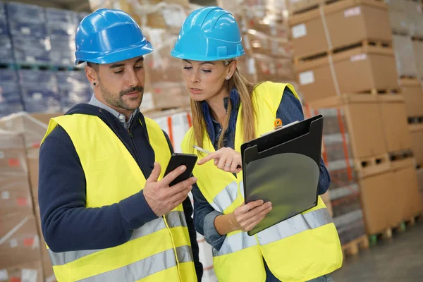 Travailleurs Entrepôt Contrôlant Les Marchandises Reçues — Photo