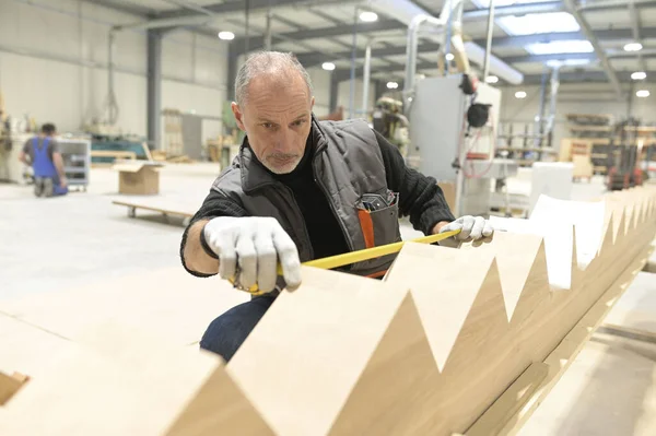 Menuisier Mesurant Des Pièces Bois Atelier — Photo