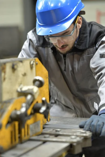 Young Apprentice Using Steelworks Machine — Stock Photo, Image