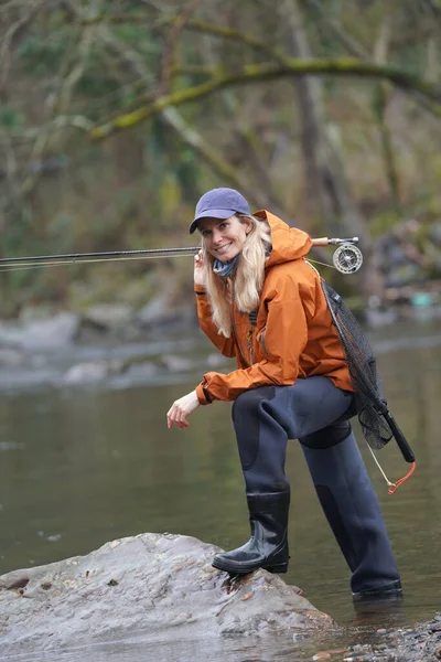 Donna Pesca Mosca Nel Fiume — Foto Stock