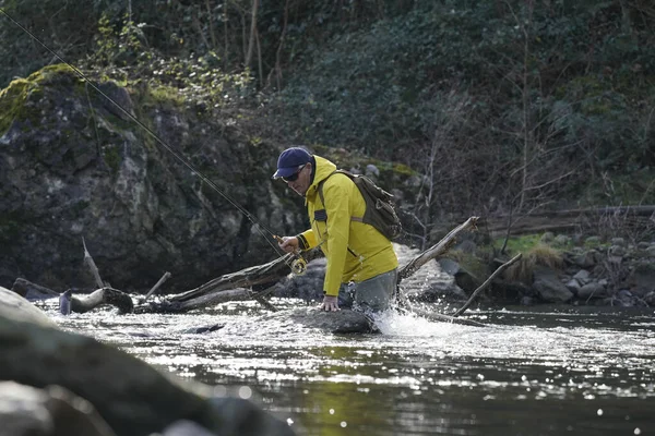 Fliegenfischer Winter Fluss — Stockfoto