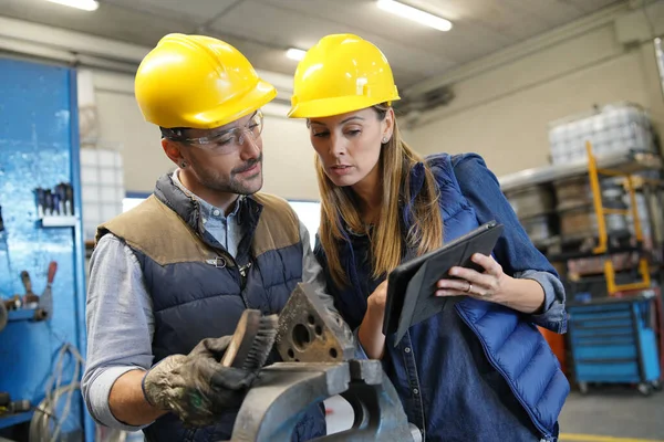 Mechanische Workshop Manager Geeft Instructies Aan Werknemer — Stockfoto