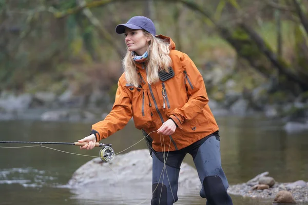 Woman Fly Fishing River — Stock Photo, Image