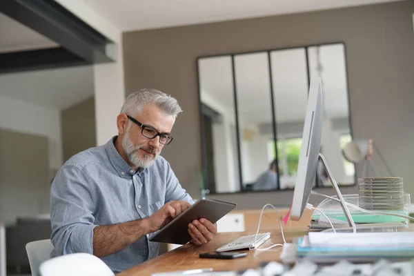 Hombre Maduro Oficina Trabajando Con Tableta Digital — Foto de Stock