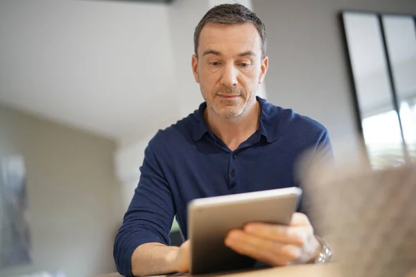 Retrato Del Hombre Mediana Edad Conectado Una Tableta Digital — Foto de Stock