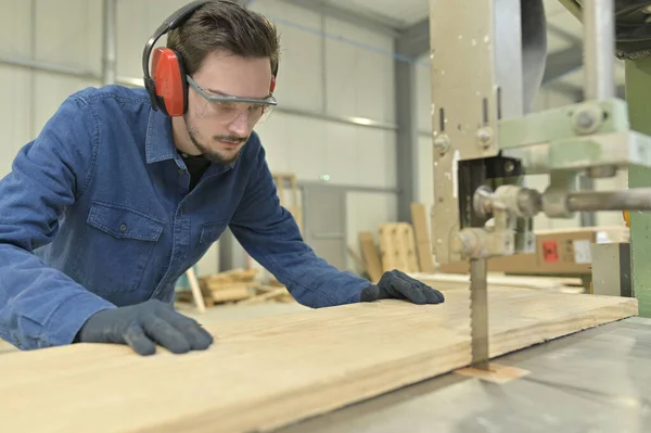 Lehrling Bearbeitet Holz Tischlerei — Stockfoto