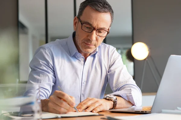 Betriebswirt Arbeitet Büro Laptop — Stockfoto