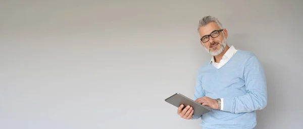 Homem Meia Idade Usando Tablet Isolado Fundo Cinza Modelo — Fotografia de Stock