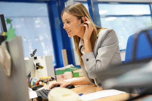 Telemarketing Donna Che Lavora Ufficio — Foto Stock