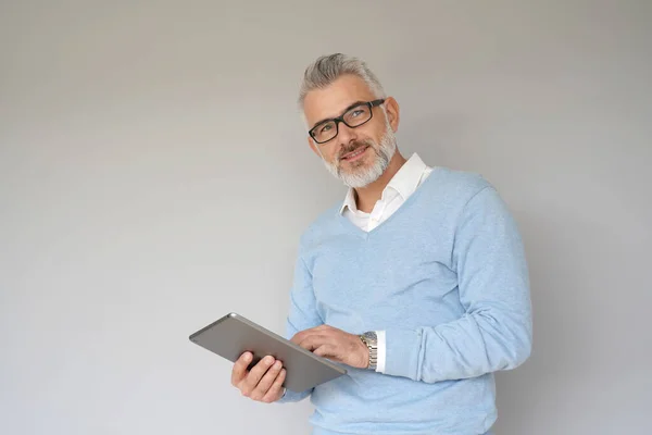 Tablet Kullanan Orta Yaşlı Bir Adam Gri Arka Planda Izole — Stok fotoğraf