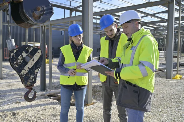 Werktuigbouwkundeleraar Aan Bouwplaats Met Leerling — Stockfoto