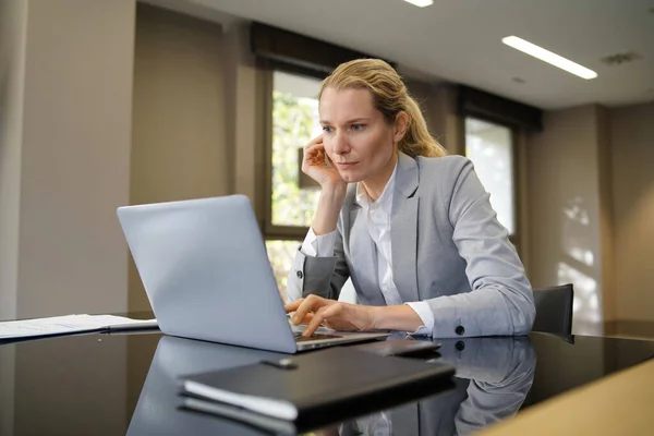 Femme Affaires Travaillant Sur Ordinateur Portable Dans Bureau Moderne — Photo