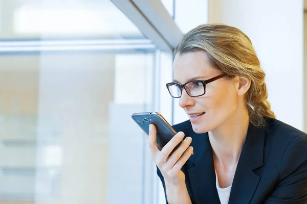 Şirket Kadını Telefonda Konuşuyor — Stok fotoğraf