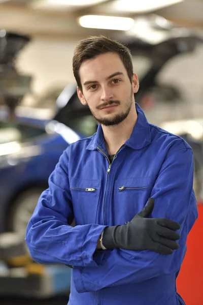 Porträtt Lärling Stående Mekanik Verkstad — Stockfoto