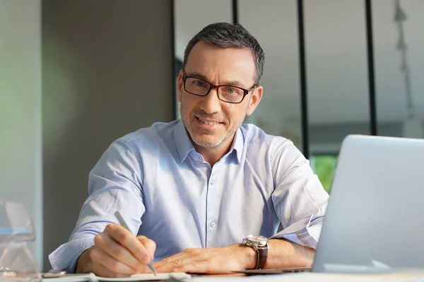 Gerente Negocios Trabajando Oficina Portátil — Foto de Stock