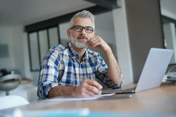 Man Aan Het Werk Vanuit Huis Laptopcomputer — Stockfoto