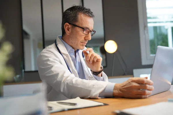 Medico Ufficio Che Lavora Laptop — Foto Stock