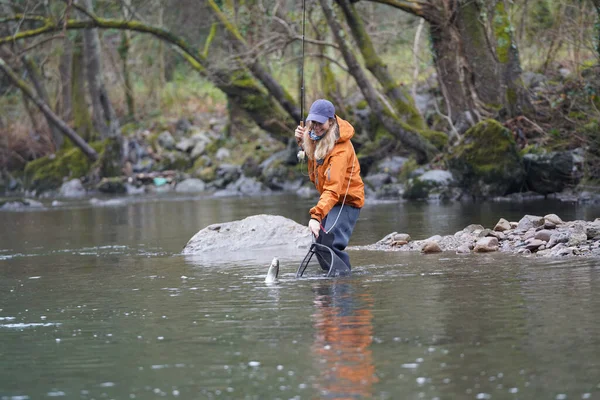 Mulher Voar Pesca Captura Truta Arco Íris — Fotografia de Stock